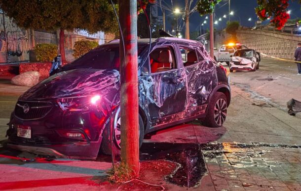 Camioneta cae desde paso a desnivel y aplasta auto en Guadalajara