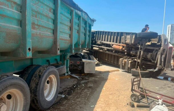 Volcadura de tráiler colapsa Periférico en Zapopan
