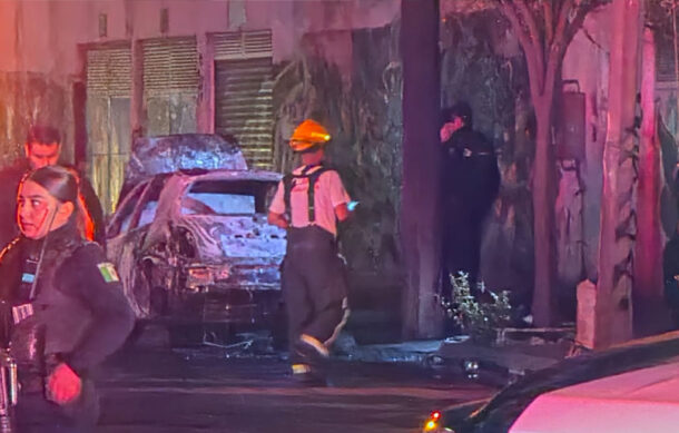 Prenden fuego a vehículo abandonado en la colonia Postes Cuates