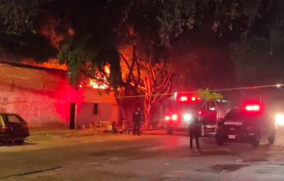 Incendio consume finca en Circunvalación Oblatos