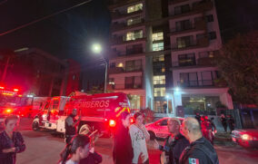 Incendio en torre departamental moviliza a bomberos en Arcos Vallarta