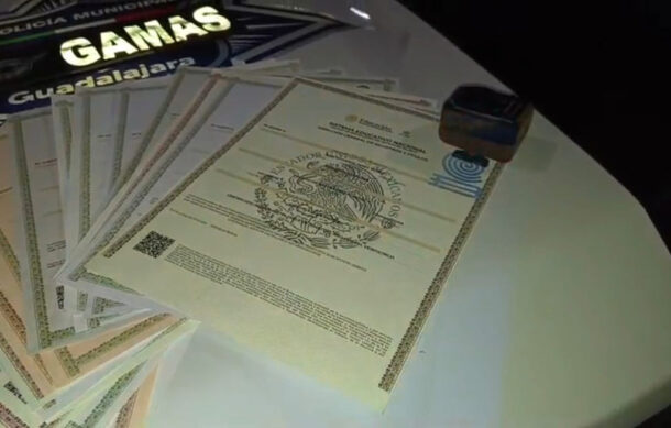 Detienen a dos hombres con certificados escolares presuntamente falsos en Guadalajara