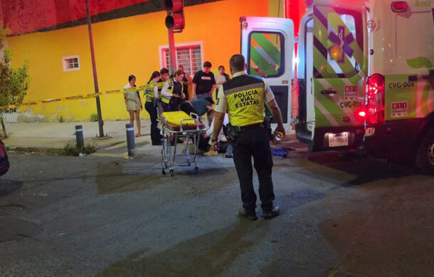 Choque entre moto y vehículo de plataforma deja dos mujeres graves en Guadalajara