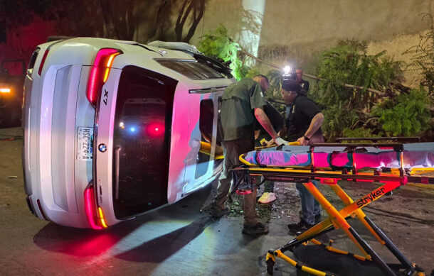 Conductor vuelca camioneta de lujo en Lomas del Valle; derriba un árbol en Zapopan