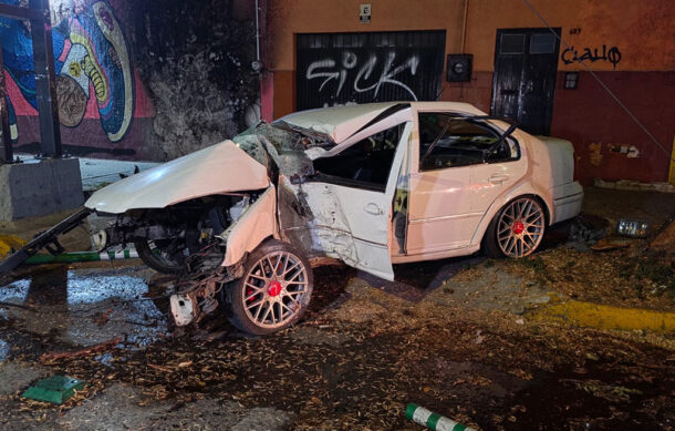 Choque en Javier Mina deja auto destruido; ocupantes huyen del lugar