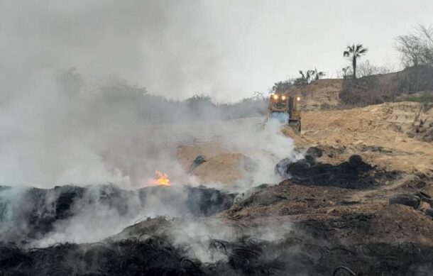 Mantienen operativo interinstitucional para combatir incendio en vertedero Los Gavilanes