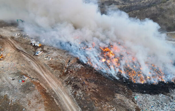 Zapopan sigue investigando incendio en vertedero clandestino