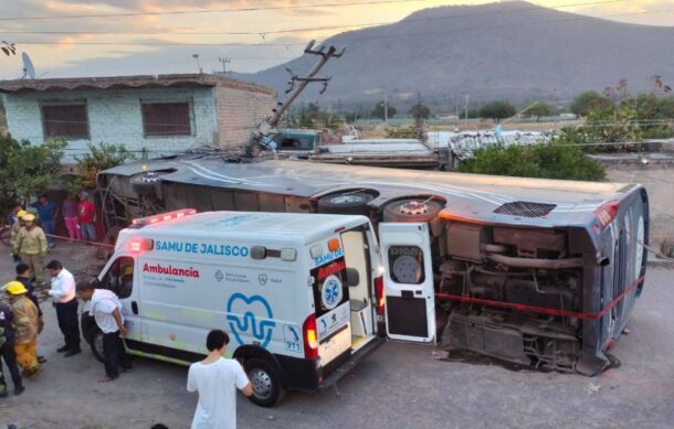 Saldo de 13 lesionados deja accidente de camión de pasajeros en Villa Corona