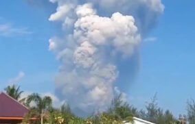 Erupción de volcán en Indonesia deja tres senderistas muertos