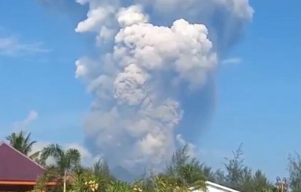 Erupción de volcán en Indonesia deja tres senderistas muertos