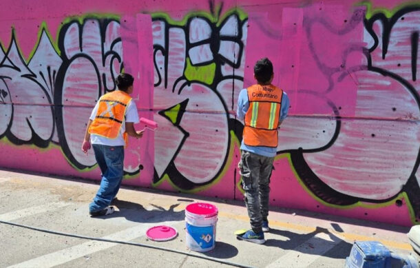 Jóvenes que vandalizaron mural en Guadalajara realizan labores de restauración