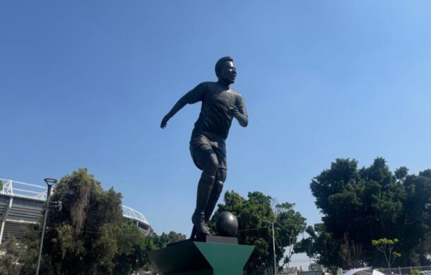 Escultor Alejandro Velasco: de recibir el abrazo de Pelé a inmortalizarlo en una estatua