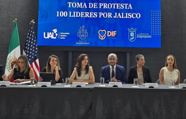 Guadalajara entrega becas universitarias a más de 350 estudiantes