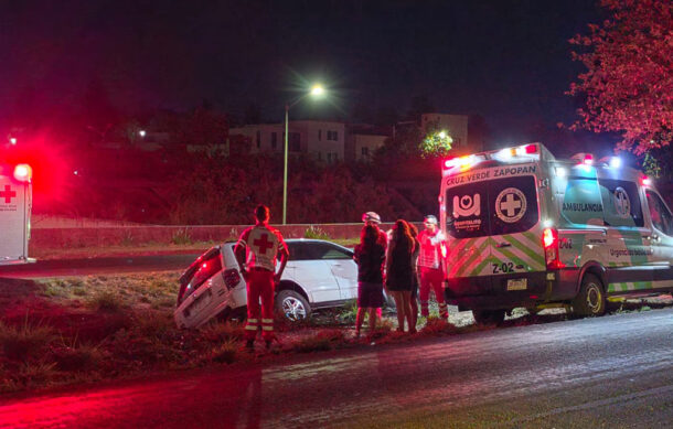 Vuelca camioneta en carretera a Nogales; tres mujeres resultan ilesas