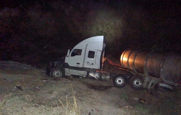 Conductor de pipa resulta ileso tras volcadura en la “curva de las tortugas”