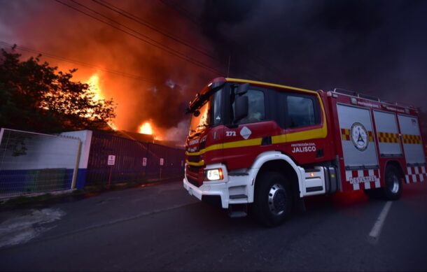 Incendio consume bodega en la zona industrial de Tlaquepaque
