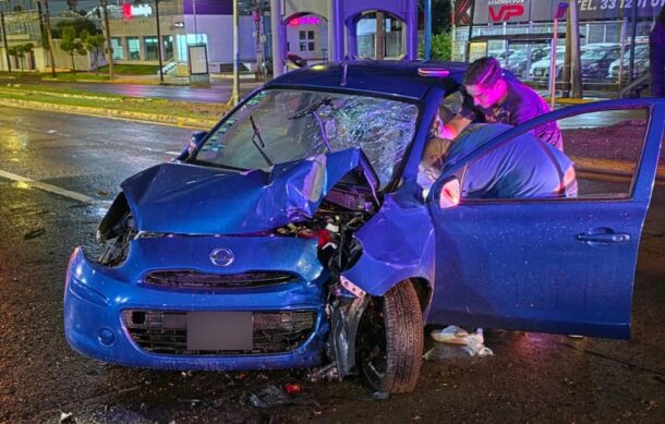 Choque contra árbol deja una mujer lesionada en Lázaro Cárdenas