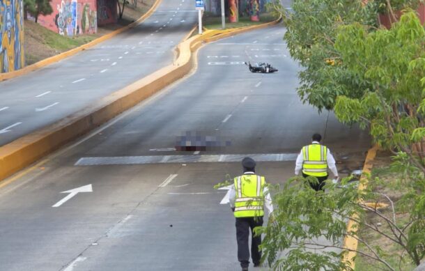 Muere motociclista tras derrapar en paso a desnivel de avenida Vallarta