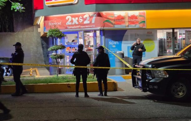 Asaltan tienda y abandonan arma durante la huida