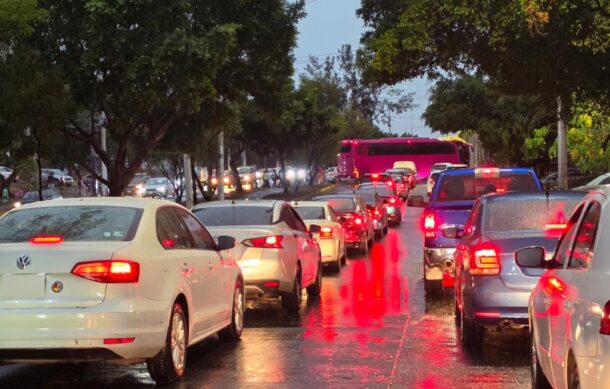 Persisten congestionamientos en cruce de Periférico y Calzada Independencia