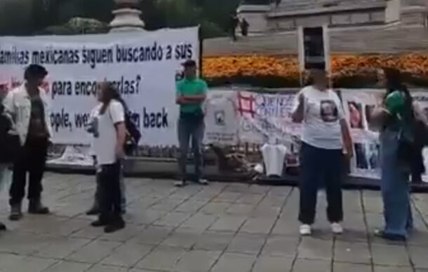 Familias buscadoras se manifiestan previo al México vs Corea en la CDMX