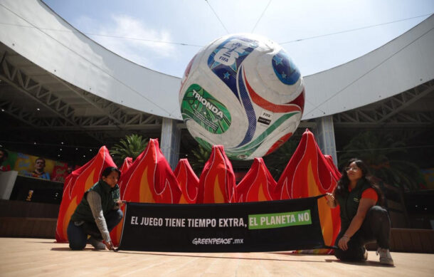 Greenpeace protesta en el AICM por crisis climática