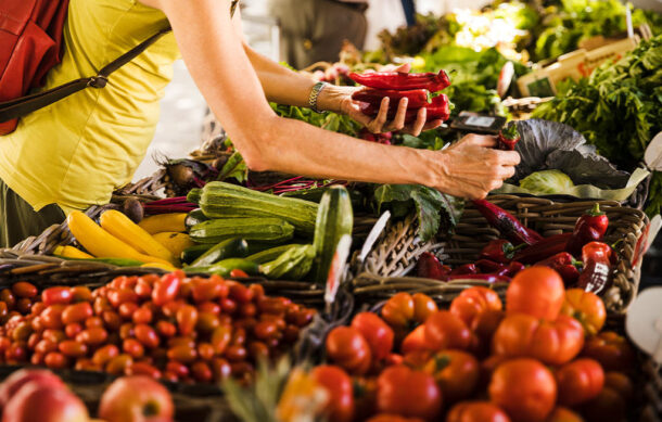 Inflación baja a 3.55 por ciento por caída en el precio del jitomate y los chiles