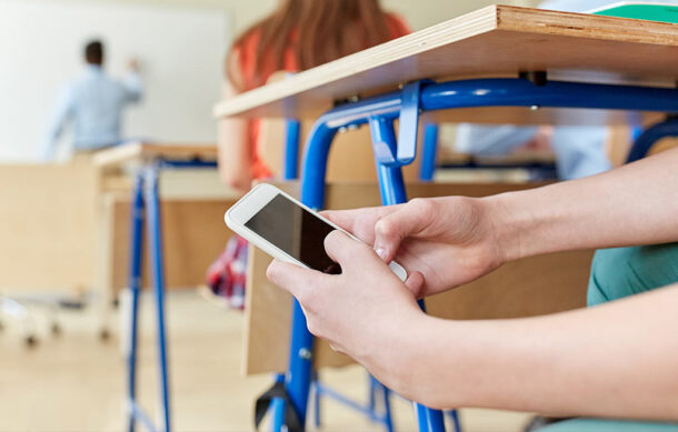 Once estados regulan el uso de celulares en escuelas