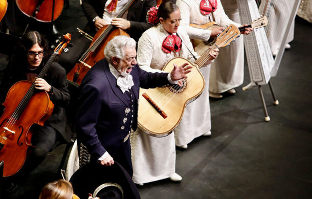 Plácido Domingo emociona con gala mundialista en Guadalajara
