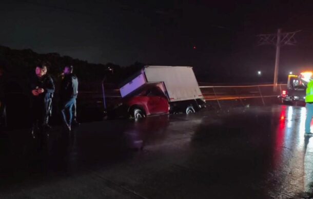 Camioneta cae a zanja junto a vías de la Línea 4