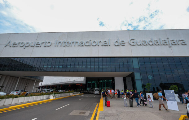 Detienen a taxista pirata por presuntos fraudes en el Aeropuerto de Guadalajara