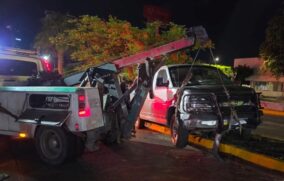 Camioneta se impacta contra camellón de avenida Américas
