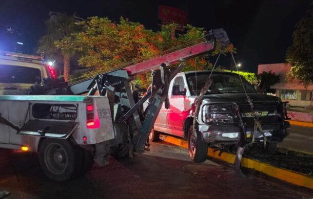 Camioneta se impacta contra camellón de avenida Américas