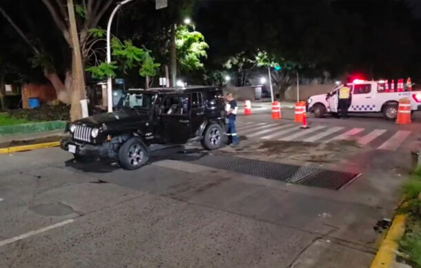 Vuelca camioneta en Chapalita; conductora resulta ilesa