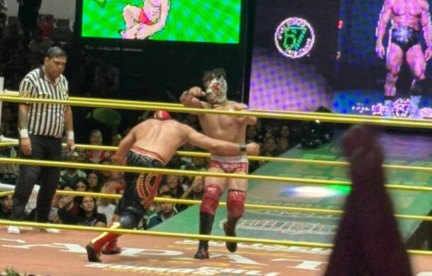 Turistas mundialistas convierten la lucha libre en una fiesta internacional