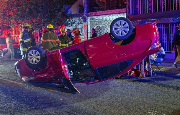 Sexagenario ebrio vuelca su auto tras chocar dos vehículos en Guadalajara