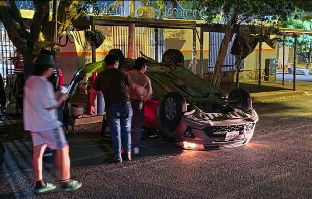 Conductor provoca volcadura y huye tras choque en Guadalajara