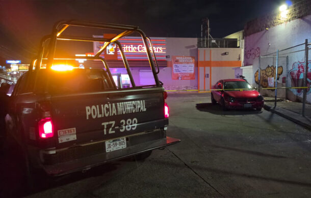 Balean a hombre en estacionamiento de pizzería en Tlajomulco