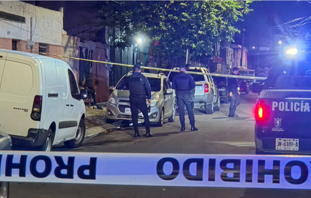 Atacan a balazos a hombre frente a su casa en Zapopan