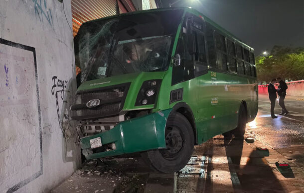 Camión de ruta C-02 choca contra bodega en Huentitán