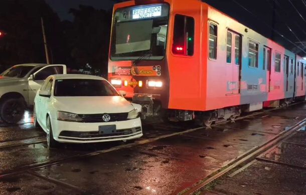 Tren Ligero impacta automóvil en Guadalajara