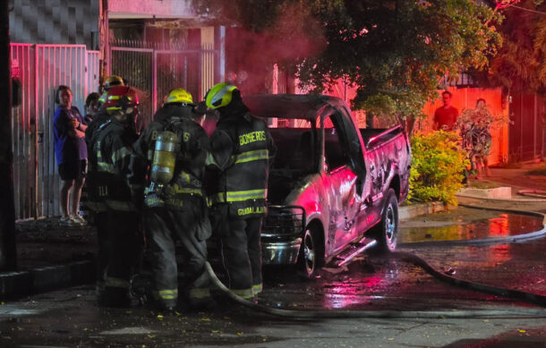 Incendian camioneta estacionada en Vallarta San Jorge