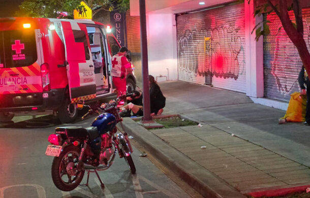 Dos motociclistas resultan heridos tras choque con taxi