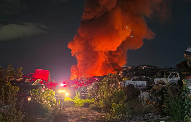 Incendio destruye 100 vehículos en huesario de Tlaquepaque