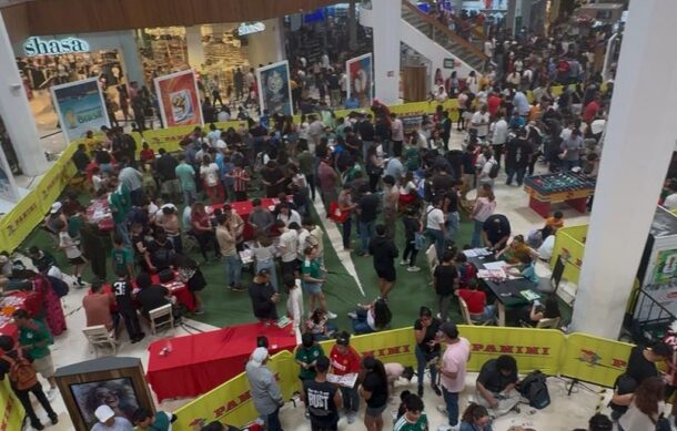 Abarrotan Plaza Patria por intercambio de estampas del Mundial
