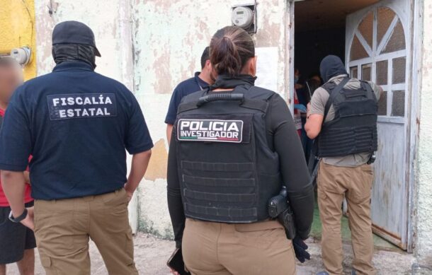 Rescatan a adulta mayor y 39 perros en condiciones de abandono en Guadalajara