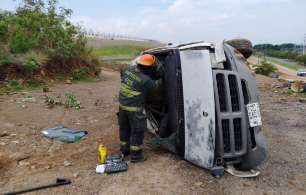 Vuelca camioneta por presunta falla mecánica en Tlaquepaque