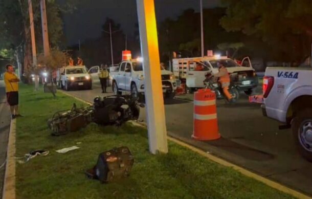 Motociclistas quedan graves tras chocar contra camioneta oficial
