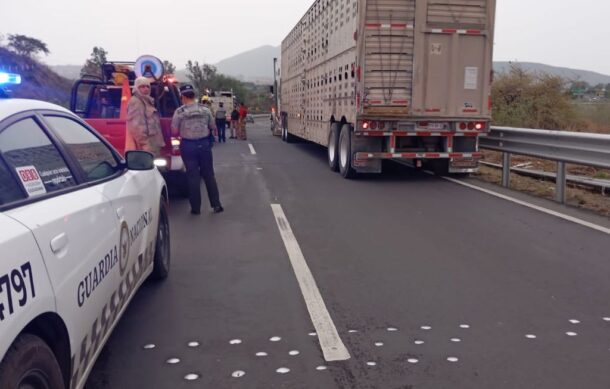 Muere conductor tras volcadura en la carretera a Morelia