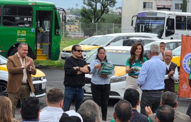Guadalajara entrega kits con código QR a taxistas para orientar a turistas del Mundial